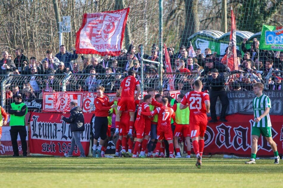 Die Gäste feiern die Führung.