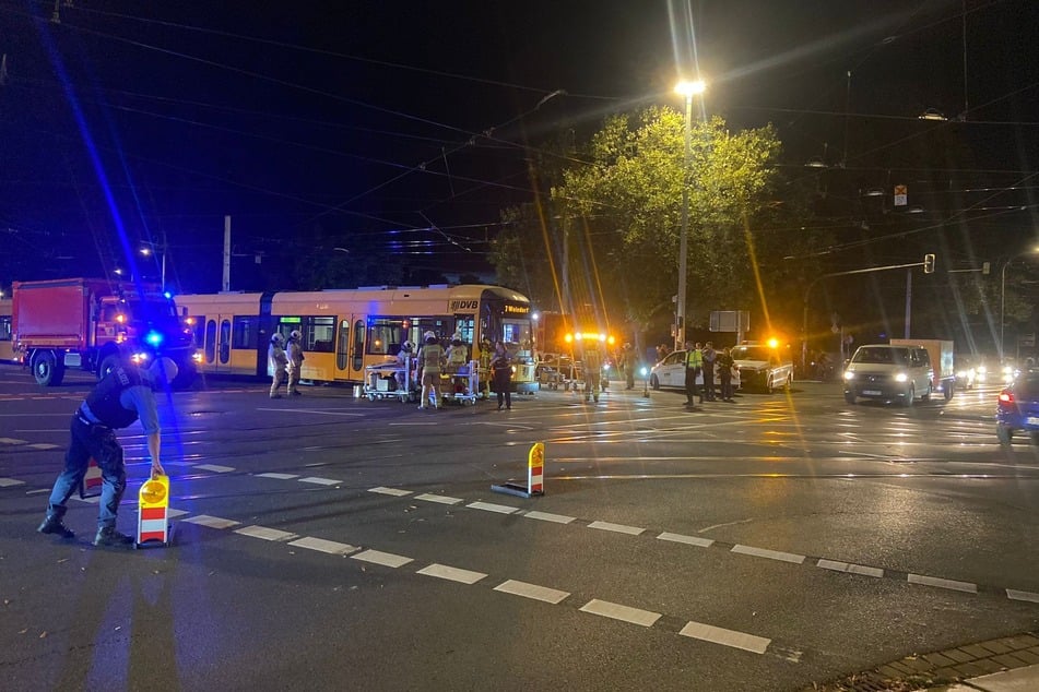 Wegen eines Straßenbahn-Unfalls kommt es im Bereich Albertplatz zu Verkehrsbeeinträchtigungen.