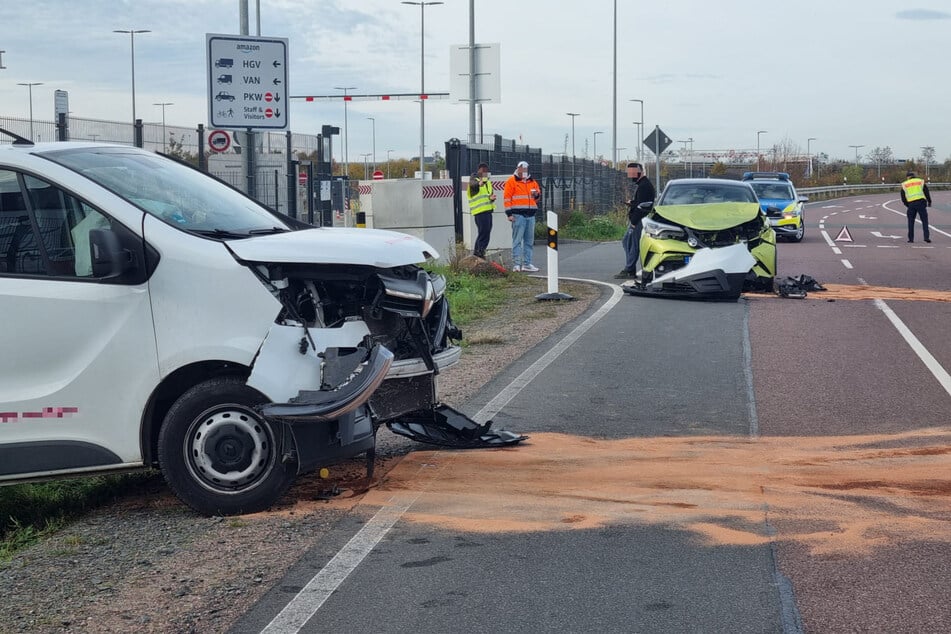 Transporter kollidiert mit Toyota: Drei Personen verletzt