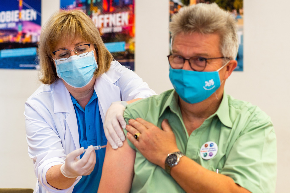 Dr. Karin Schreiter, Leiterin des Infektionsschutzes am Gesundheitsamt, verpasst Gesundheitsamts-Leiter Dr. Harald Uerlings (62) eine Grippeschutz-Impfung.