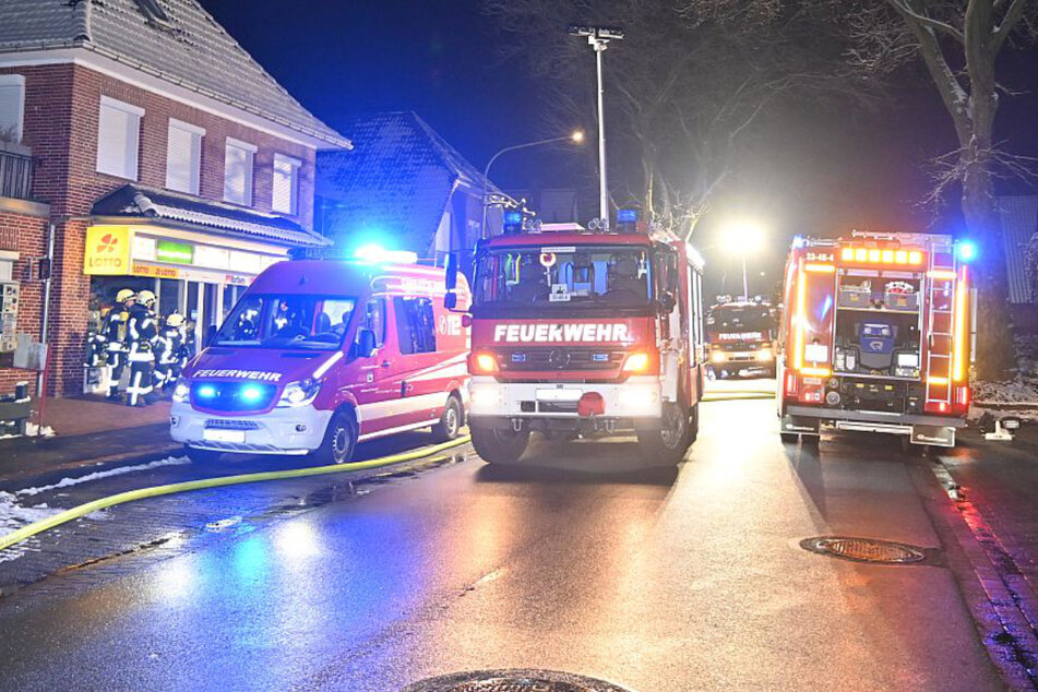Zahlreiche Feuerwehrleute waren am Samstagabend in Harsefeld im Einsatz.