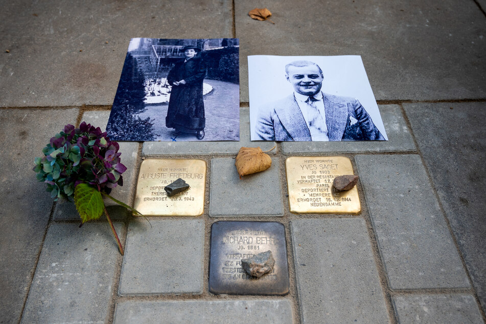 Zwei neue Stolpersteine für die NS-Opfer Auguste Friedburg (l.) und Yves Saget liegen im Stadtteil Rotherbaum zusammen mit Fotos vor ihrem früheren Wohnhaus an der Rothenbaumchaussee.