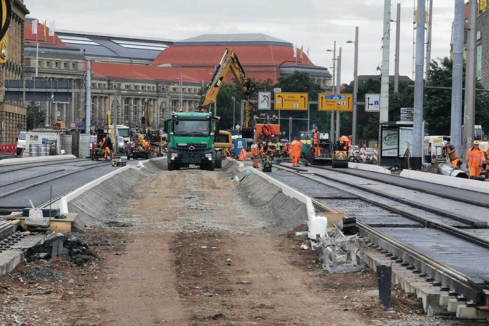 Ein Blick auf die Großbaustelle mit dem Hauptbahnhof im Hintergrund: Die Gleise im Haltestellenbereich wurden verlegt.