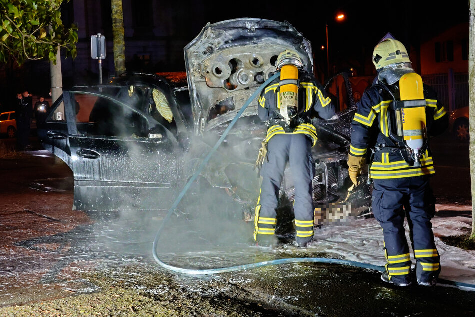 Der vordere Bereich des Mercedes brannte vollkommen aus. Von dort aus griff das Feuer auf den Innenraum über.