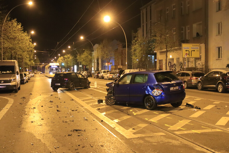Ein schwarzer VW Golf und ein blauer Skoda sind spät abends zusammengestoßen.