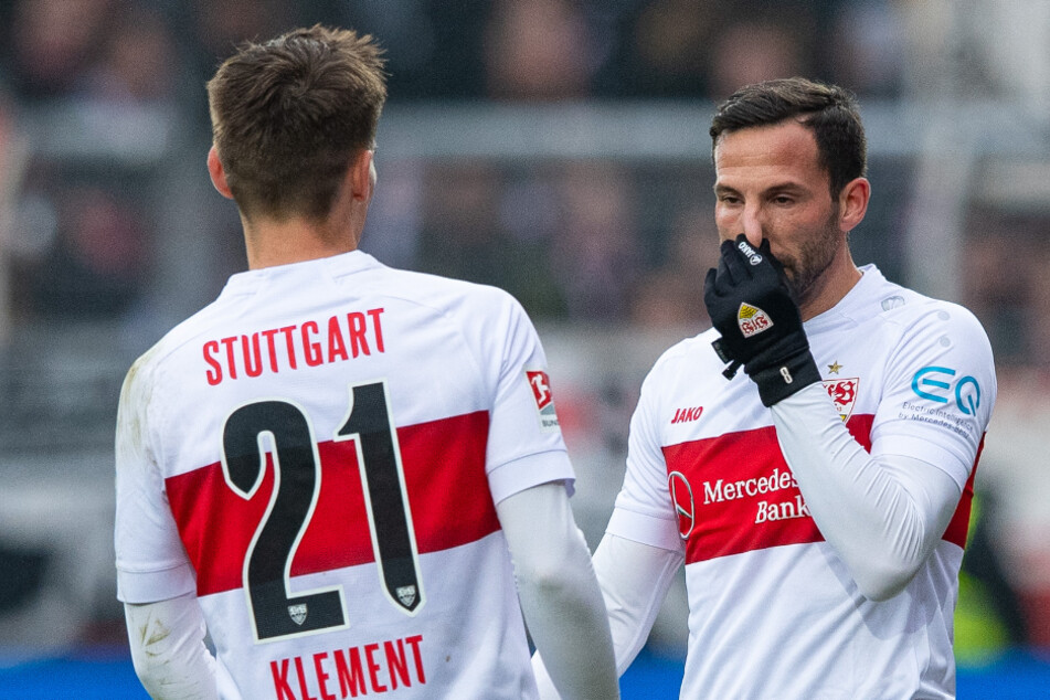 Stuttgarts Gonzalo Castro (rechts im Bild) und Philipp Klement stehen auf dem Platz.