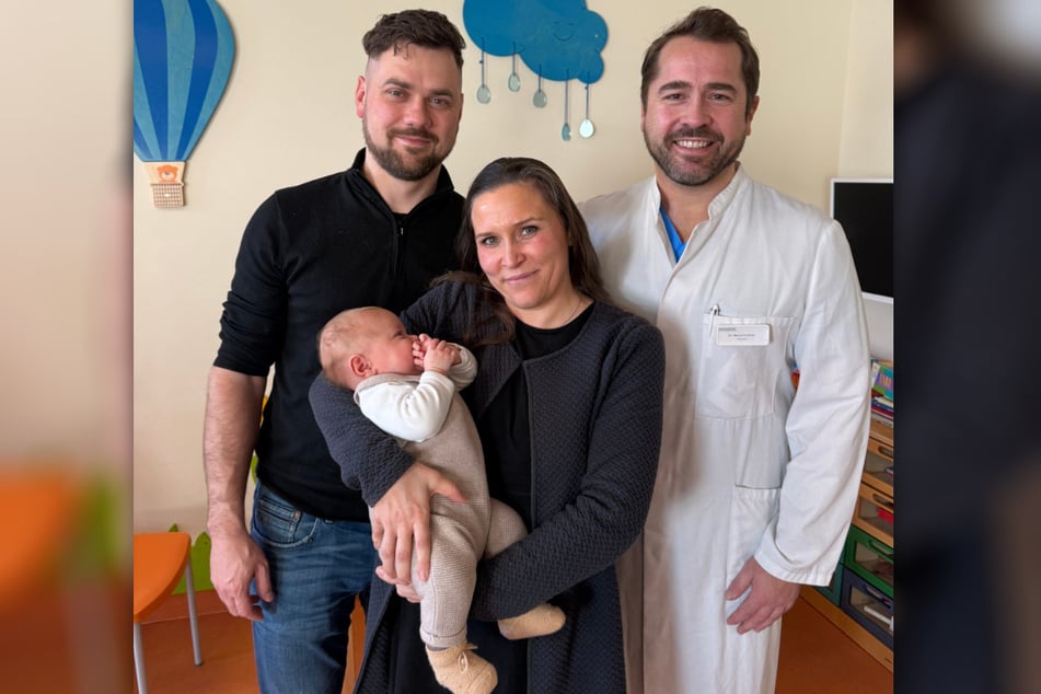 Kann inzwischen richtig strahlen: Baby Leonard zusammen mit seinen Eltern und Dr. Marcel Vollroth (r.). Nur fünf Tage nach seiner Geburt musste der Kleine am offenen Herzen operiert werden.