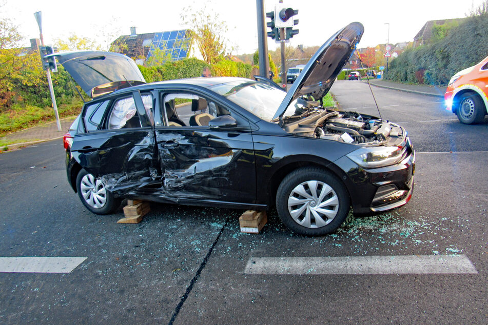 Autofahrer fährt über Rot: 51-Jähriger wird schwer verletzt aus dem Wagen befreit