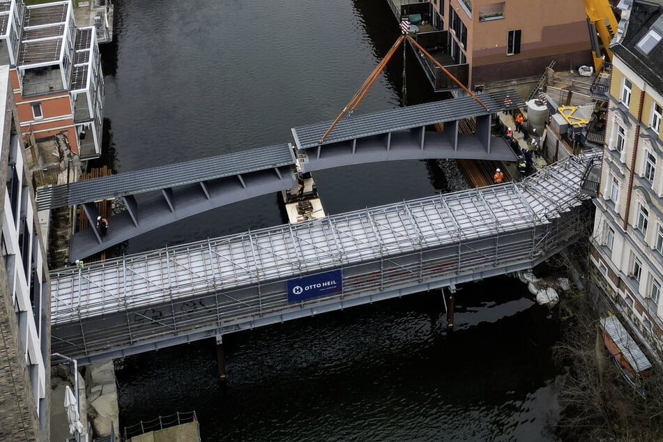 Die neue Karlbrücke hat keine Pfeiler, um Hochwasser effektiver abzuleiten. Bilder vom Februar zeigten, wie sie zusammengesetzt wurde. (Archivbild)