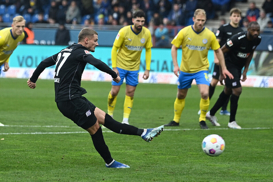 Michaël Cuisance (24, links) trifft per Elfmeter.