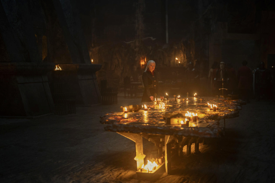 Rhaenyra Targaryen (Emma D'Arcy, 30) vor der aufwendig gestalteten und sehr atmosphärisch eingefangenen Landkarte bei Kerzenschein.