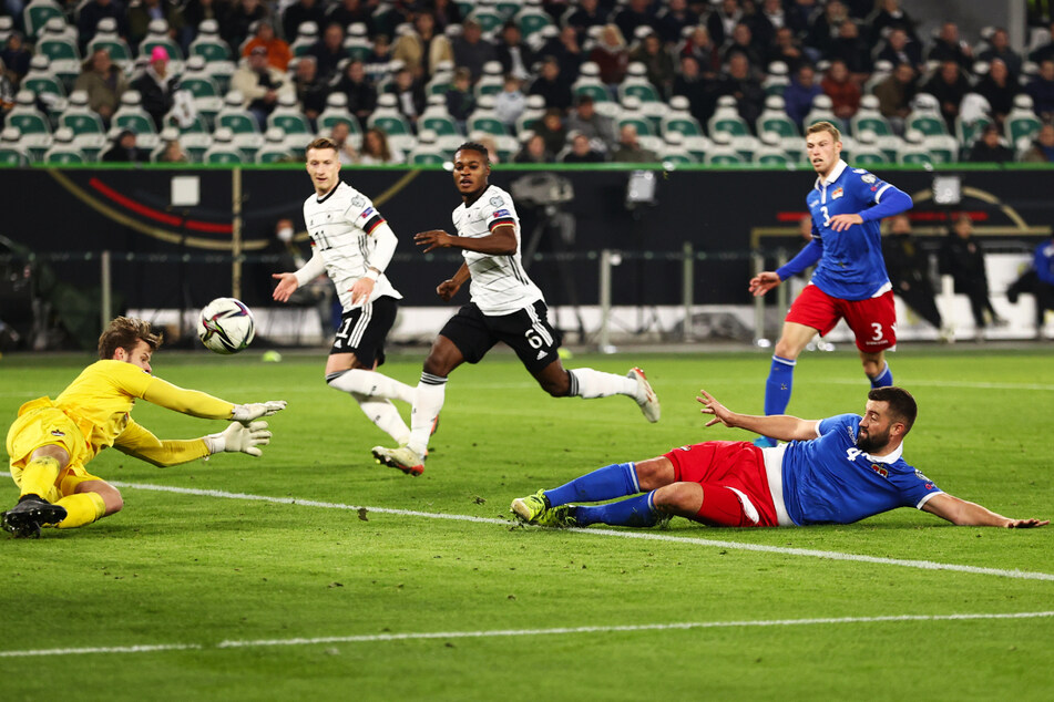 Liechtensteins Verteidiger Daniel Kaufmann (r., am Boden liegend) überwindet seinen eigenen Keeper Benjamin Büchel (l.) per Grätsche zum 2:0 für Deutschland.