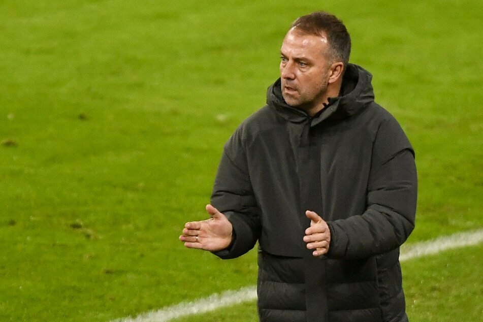 Der FC-Bayern-Trainer Hansi Flick (55) warnt seine Jungs vor dem Außenseiter. (Archiv)