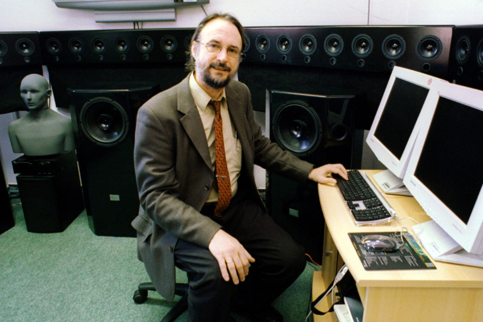 Karlheinz Brandenburg, Leiter der Fraunhofer Arbeitsgruppe für Elektronische Medientechnologie (AEMT) Ilmenau, sitzt im Klanglabor des AEMT-Instituts. (Archiv)