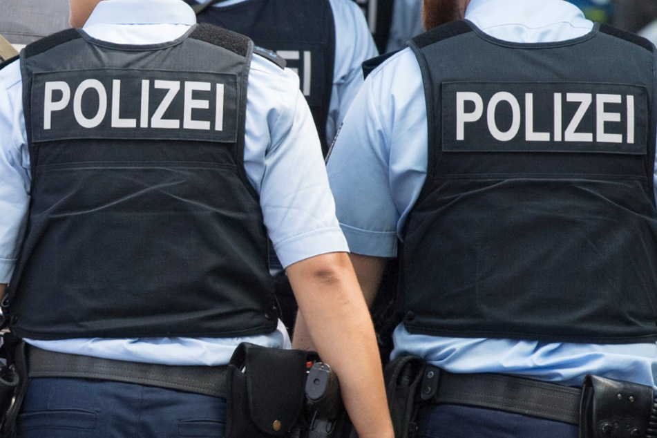 Ein Fall von offenbar unzulässiger Polizei-Gewalt gegen einen festgenommenen Mann in Frankfurt beschäftigt seit Montag die Öffentlichkeit (Symbolbild).
