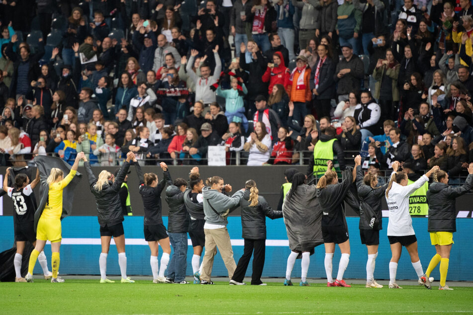 Rekordkulisse beim Auftakt der Frauen-Bundesliga zwischen Eintracht Frankfurt und dem FC Bayern München. 23.200 Zuschauer kamen in den Deutsche Bank Park.