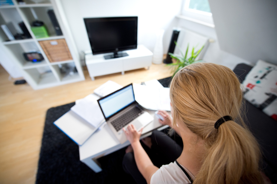 Immer mehr Firmen lassen ihre Mitarbeiter vorsorglich im Homeoffice arbeiten (Symbolbild).