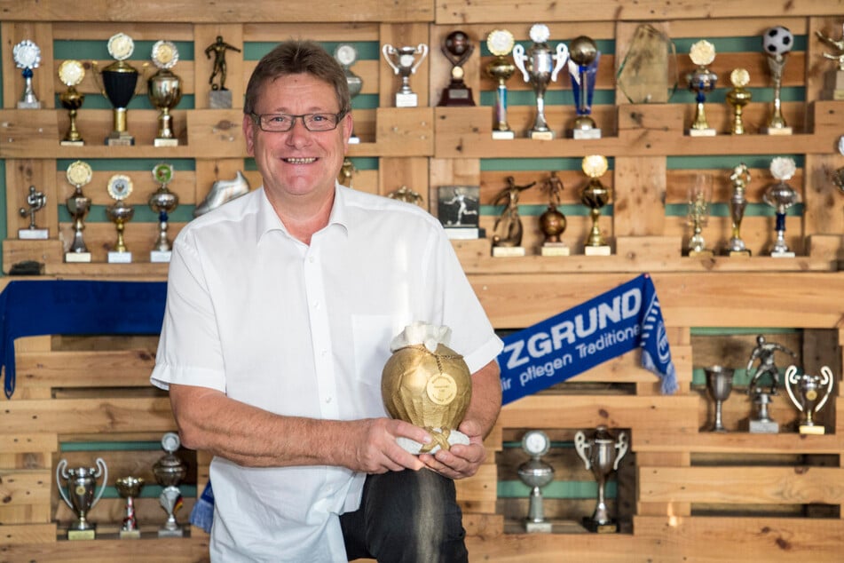 Vereins-Präsident Dieter Hofmann (59) ist stolz auf die Pokale des fast hundertjährigen Vereins.