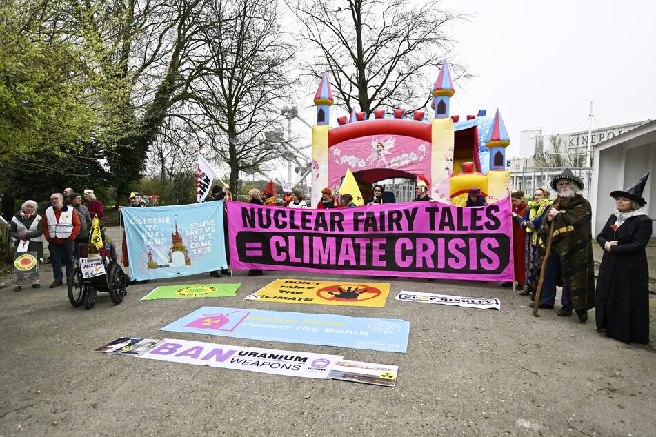 "Nukleares Märchen = Klimakrise": Als Märchencharaktere verkleidet demonstrierten Atomenergie-Gegner samt aufblasbarem Schloss in Brüssel.