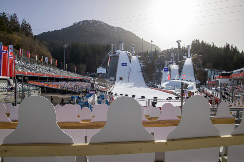 Papp-Aufsteller dienen im Skiprungstadion auf der Tribüne als Publikum in Oberstdorf.