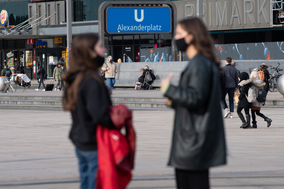 Auf dem Berliner Alexanderplatz gilt Maskenpflicht.