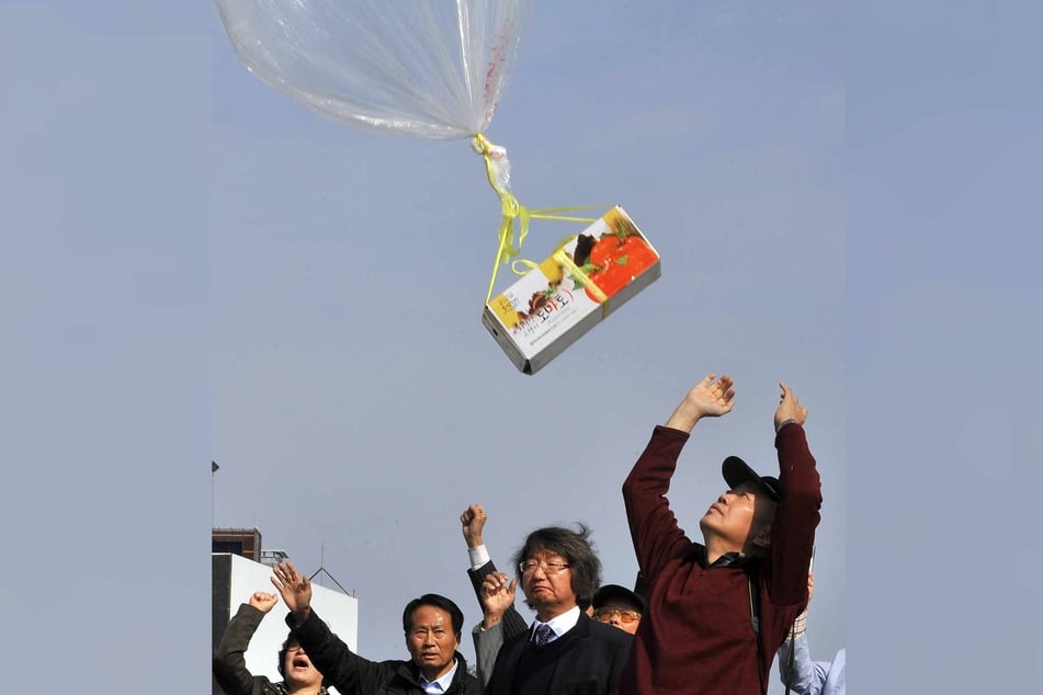 South Korean activists release a balloon carrying anti-North Korea leaflets at a park in the border town of Paju, north of Seoul, on October 29, 2012.