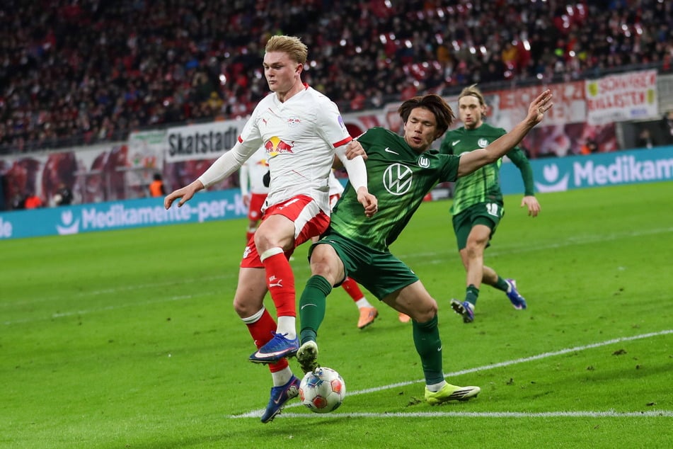 Wolfsburgs Kento Shiogai (20) traf Conrad Harder (20) in der 35. Minute im Strafraum klar am Bein. Der wohl fällige Elfmeterpfiff blieb aber aus.