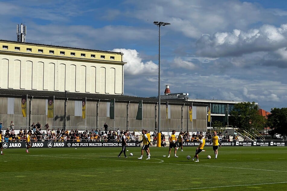 Buntes Treiben auf dem Trainingsplatz vier Tage vor dem Start.