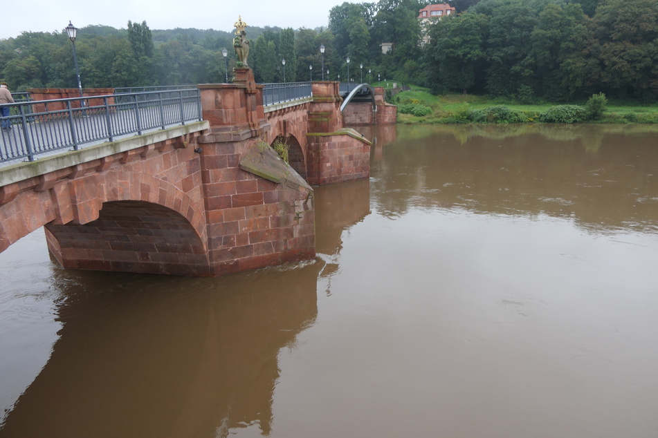 Die Wasserstände der sächsischen Gewässer, wie hier der Mulde, stiegen übers Wochenende schrittweise stark an.