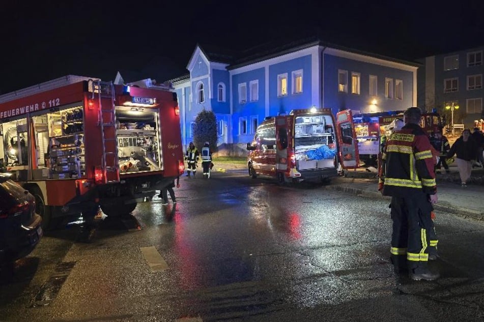 Die Feuerwehr löschte das Feuer im Seniorenheim.