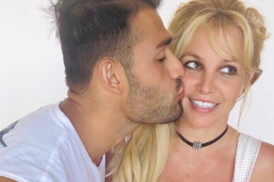 The relationship drama surrounding Britney Spears (r.) and her ex-husband Sam Asghari (l.) may be entering the next phase as the 42-year-old pop princess seems to be struggling mightily after their split.