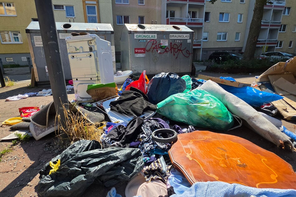 Müllberge an Glascontainern Tschaikowskistraße - leider keine Seltenheit auf dem Chemnitzer Sonnenberg.