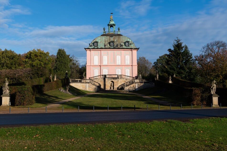 Das Fasanenschlösschen in Moritzburg feiert den Saisonstart und lädt zur Ausstellung ein.