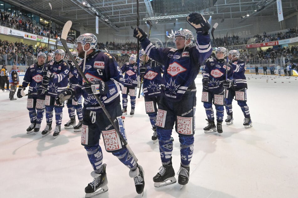 Nach dem Derbysieg feierten die Dresdner Eislöwen ausgelassen mit ihren Fans