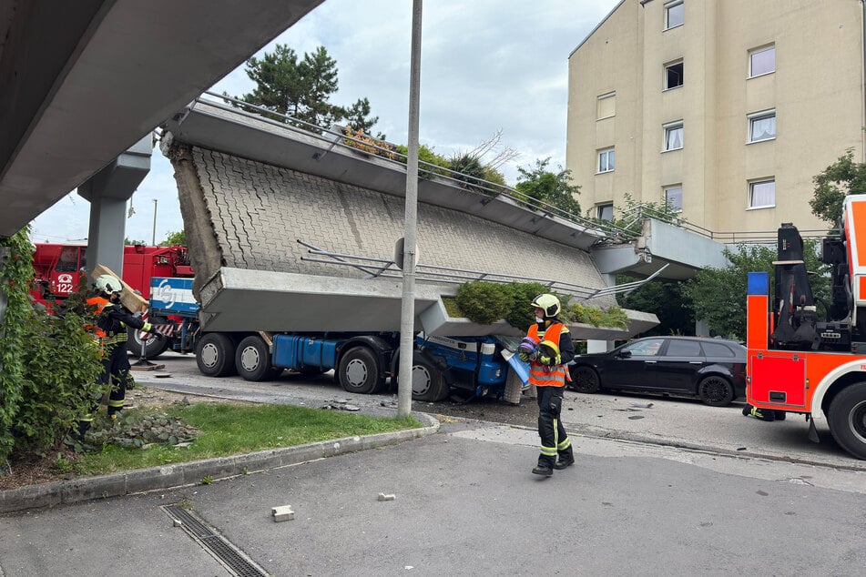 Der Fahrer und sein Beifahrer wurden schwer verletzt geborgen.