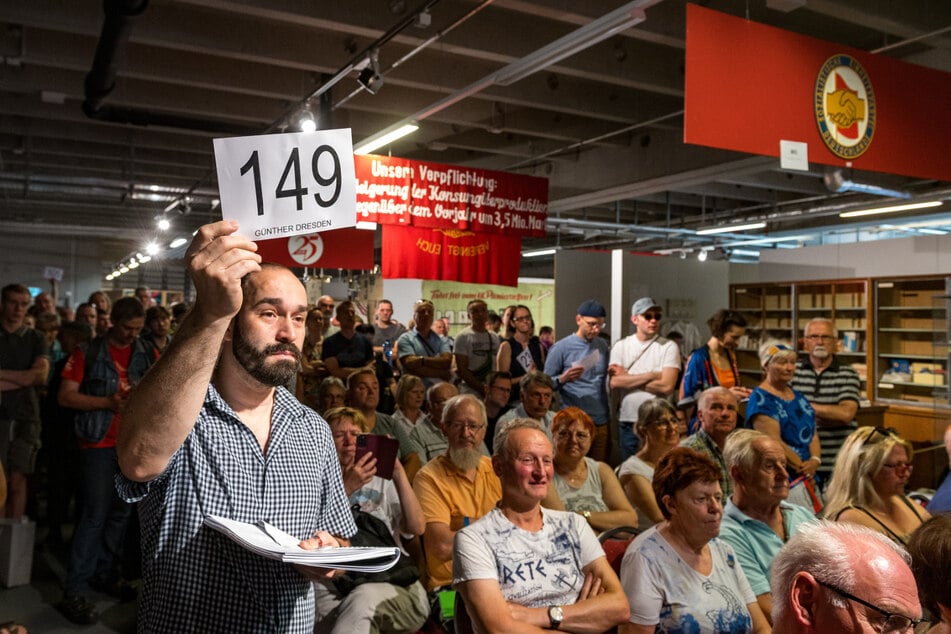 Bieter Enrico zückte bei der Trockenhaube samt Stuhl erfolgreich seine Nummer 149.