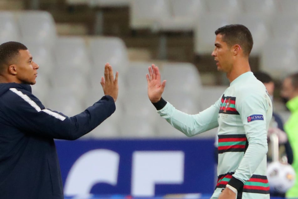 High-five in the Nations League, young striker Kylian Mbappé (left) and Cristiano Ronaldo.