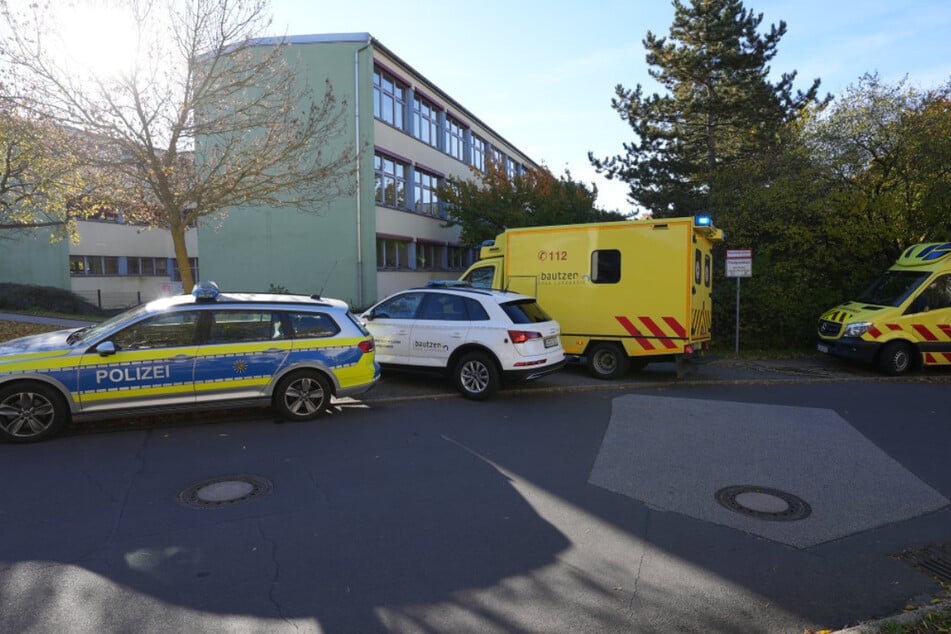Ob Schüler oder Lehrpersonal verletzt wurden, ist noch unklar.