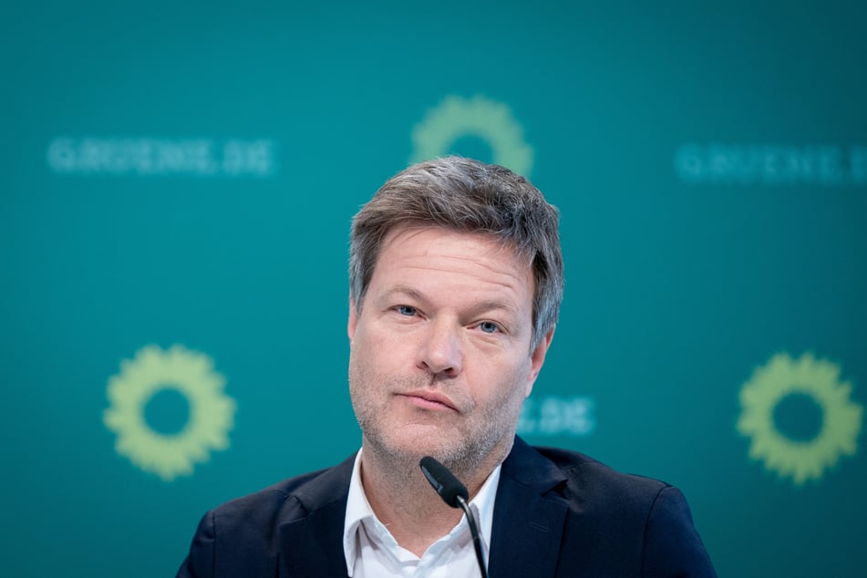 Grünen-Chef Robert Habeck (51) äußert harsche Kritik an der Corona-Politik der Bundesregierung.