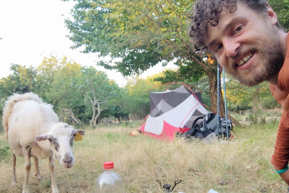 Abenteurer Johannes Riethausen (32) schlägt sein Zelt meistens mitten in der Natur auf.