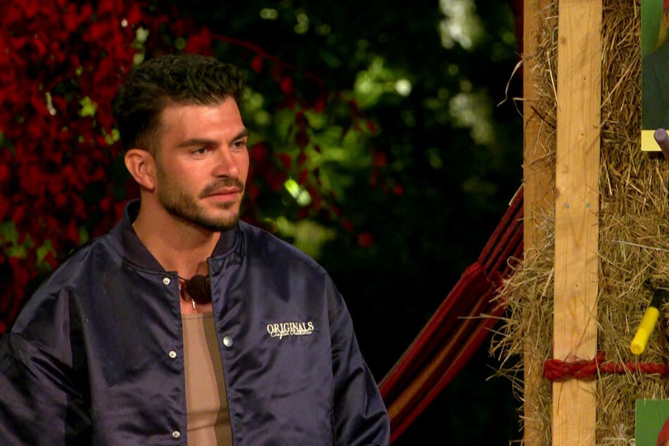 Maki (32) wird von den anderen noch vor dem Halbfinale vom Hof gejagt.