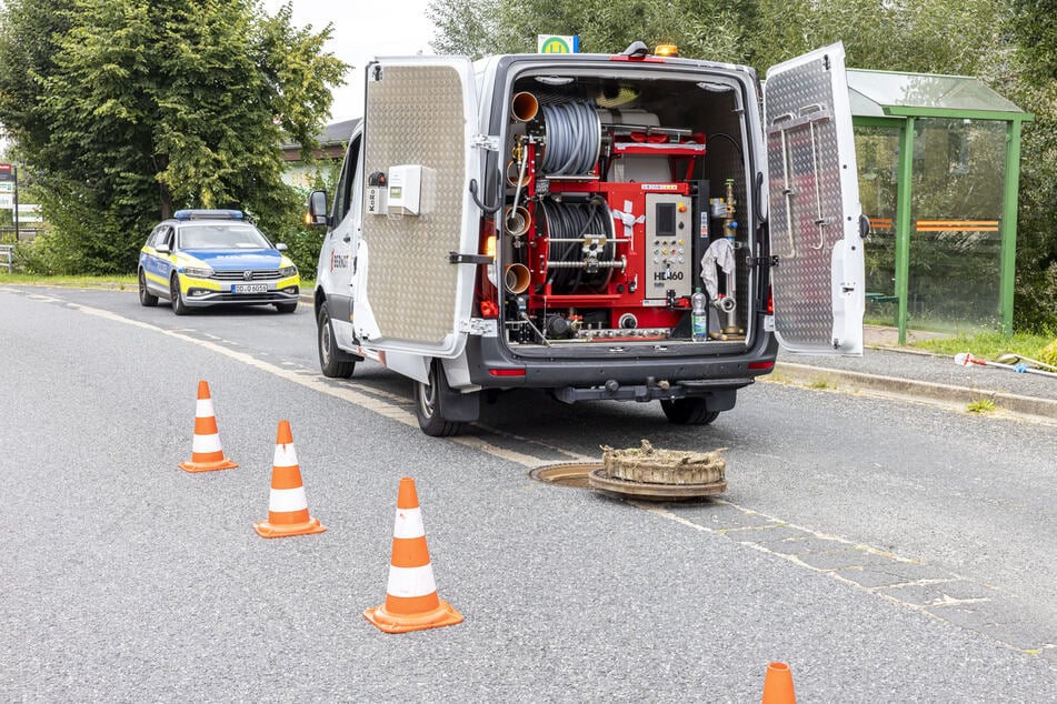 Probleme machte dieser vollgelaufene Abwasserschacht im Bereich vom Quellenberg B.