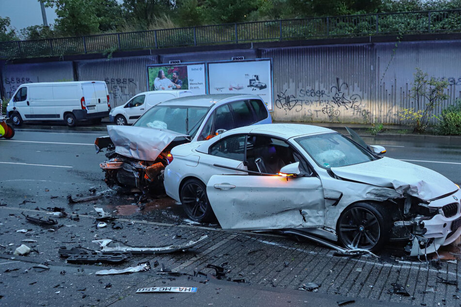 75.000 Euro Schaden: 26-Jähriger zerlegt BMW - Beifahrer eines Fords schwer verletzt