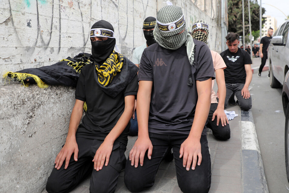 Mitglieder der Terror-Miliz Palästinensischen Islamischen Dschihads (PIJ) beim Gebet. Die Gruppierung gilt als noch radikaler in ihren Ansichten als die Hamas.
