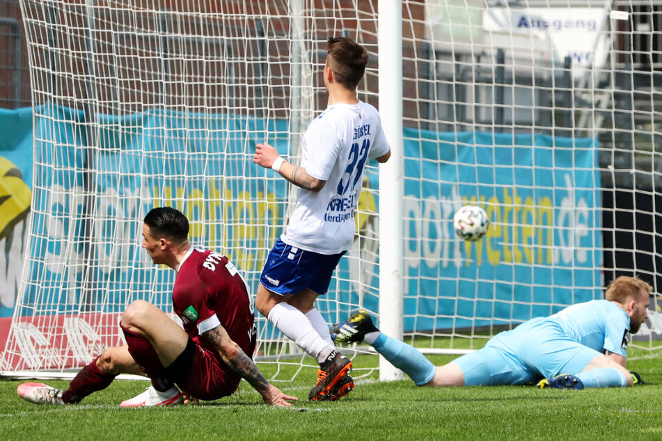 Technisch anspruchsvoll: Panagiotis Vlachodimos (29, l.) hat gerade Uerdingens Torwart Hidde Jurjus (27, r.) überwunden.