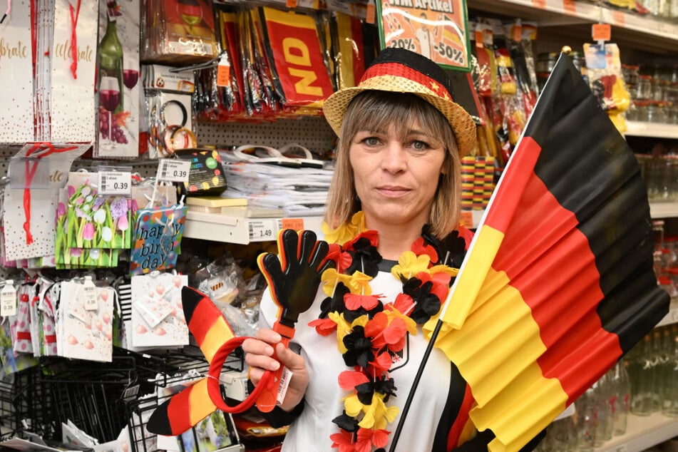 Wreesmann-Verkäuferin Sylvia Kraft (45) mit WM-Fanartikeln, die wegen der schwachen Nachfrage jetzt stark rabattiert werden.