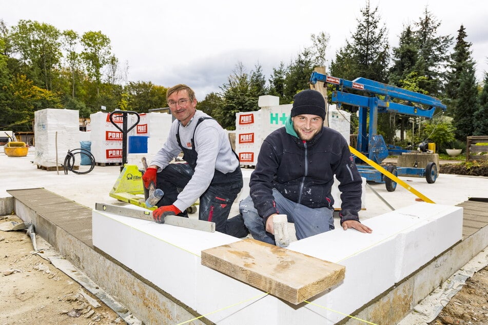 Andre Rudeck (61) und Christoph Schwaiger (29) von der Firma HI-Bau ziehen die Grundmauer hoch.