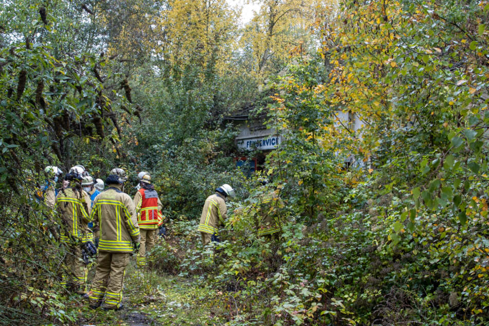 Feuerwehrleute in der Nähe des Fundorts vom 14 Jahre alten Mädchen.