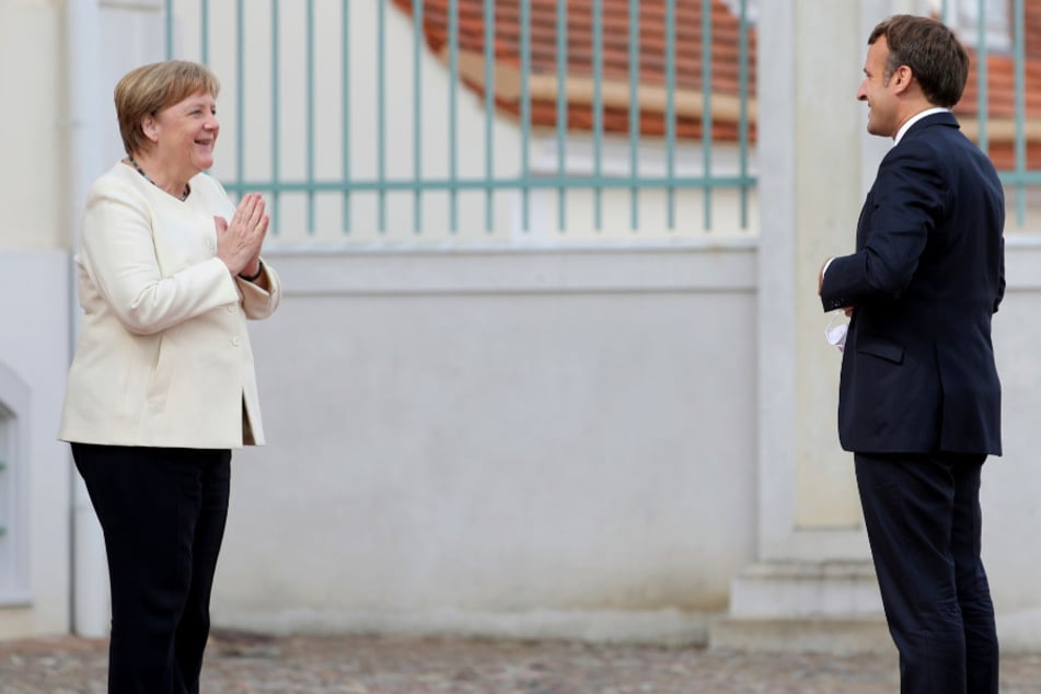 Bundeskanzlerin Angela Merkel (CDU) begrüßt Emmanuel Macron, Präsident von Frankreich, am Schloss Meseberg, dem Gästehaus der Bundesregierung.