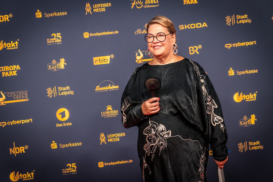 Komikerin Ilka Bessin (54) kam mit einem Handventilator, passend zum Kleid.